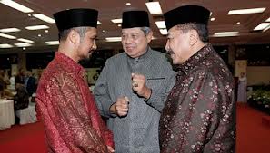 Presiden SBY bersama Ketua KPK Abraham Samad dan Kapolri Timur Pradopo: para pengabdi rakyat...