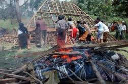 Warga membakar rumah saudara sekampung di Sampang, Madura: bebas yang kebablasan