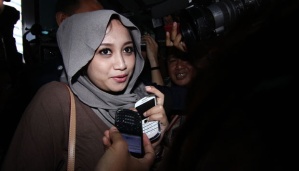 Sefti Sanustika - isteri Fathanah saat tiba di gedung KPK 16 Mei lalu - foto Tempo