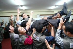 Anies diarak para pengajar muda, Indonesia Mengajar angkatan IV